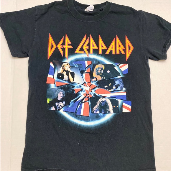 Gildan Tops - Def Leopard black tshirt